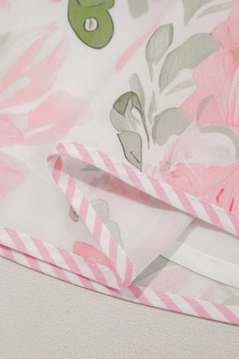 Mini-robe à manches courtes et bordures contrastées à fleurs