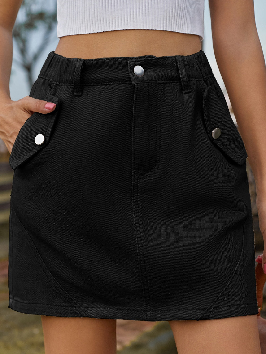 Pocketed buttoned mini denim skirt