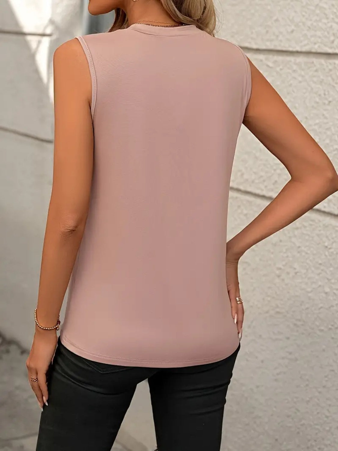 Round neck sleeveless tank