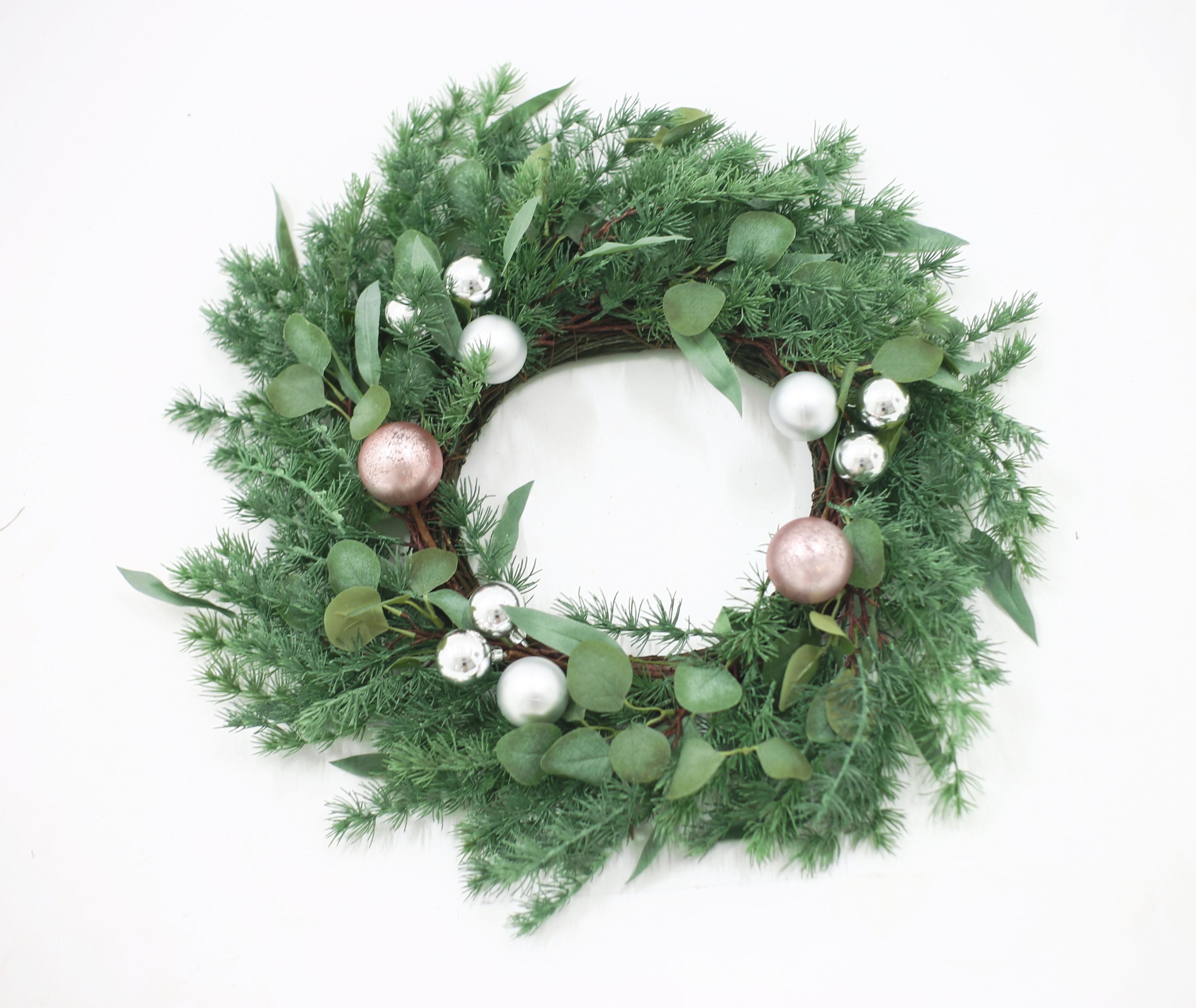 22" BERRY/EUCALYPTUS/PINECONE WREATH