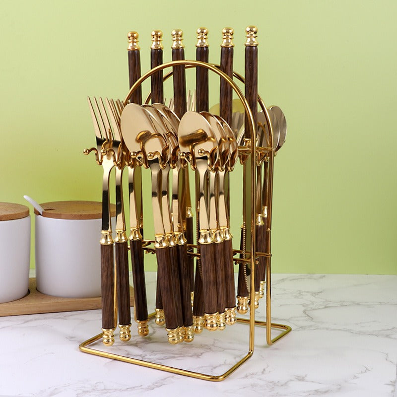 Gold cutlery set – wood grain