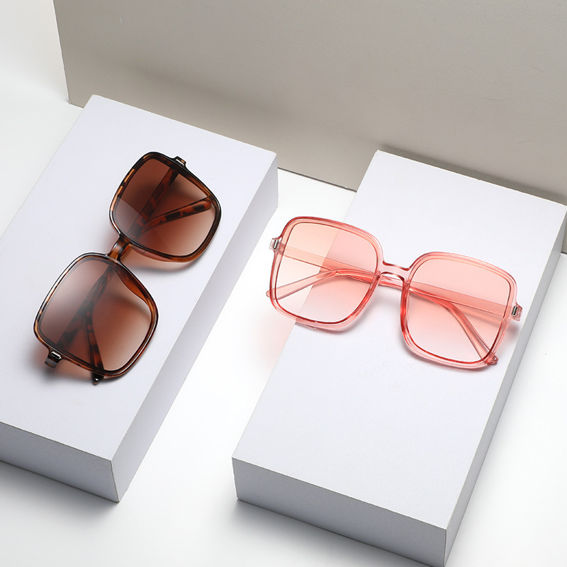 Oversized gradient sunglasses, front