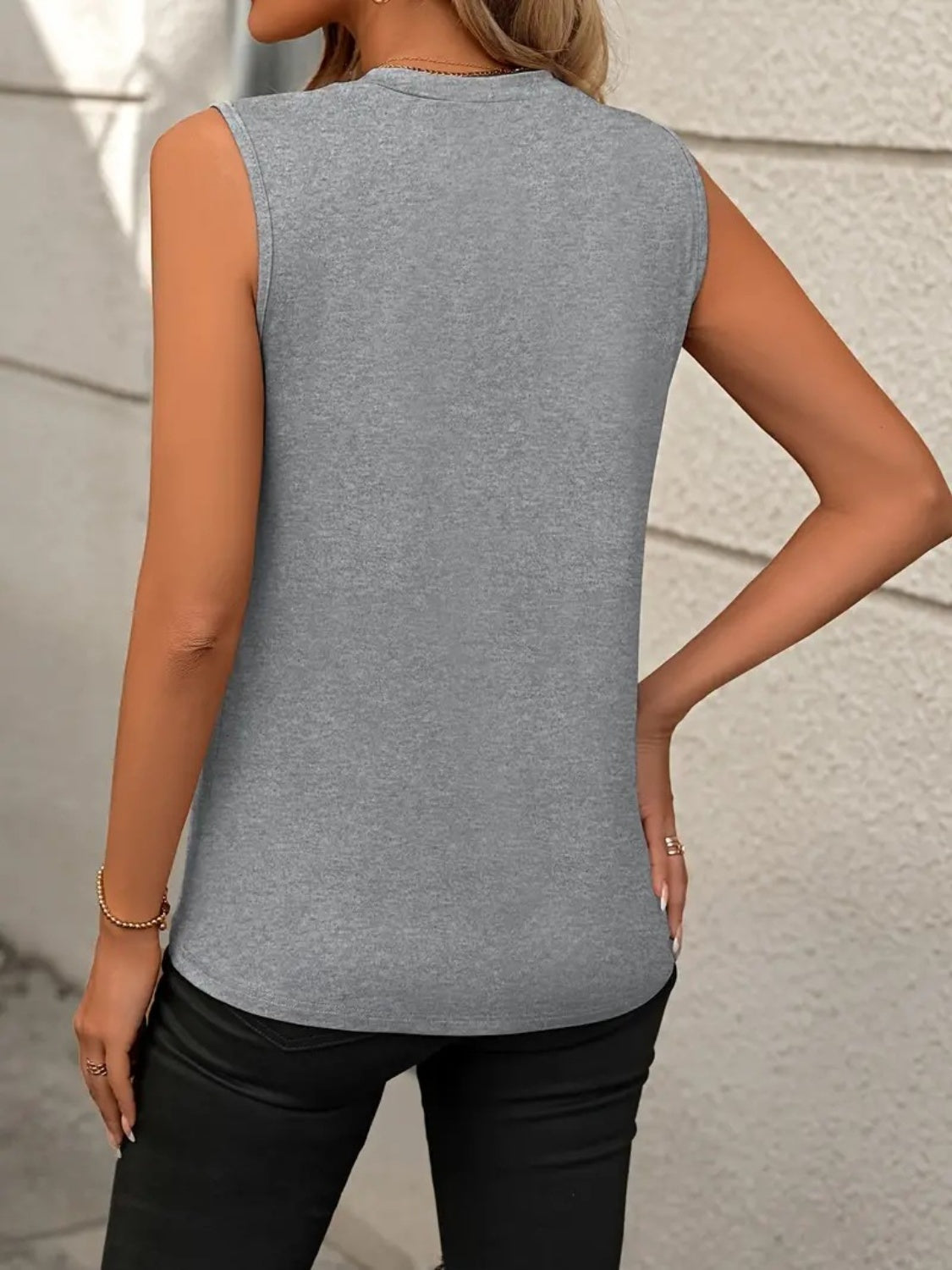 Round neck sleeveless tank