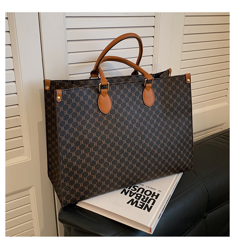 Everyday shoulder tote