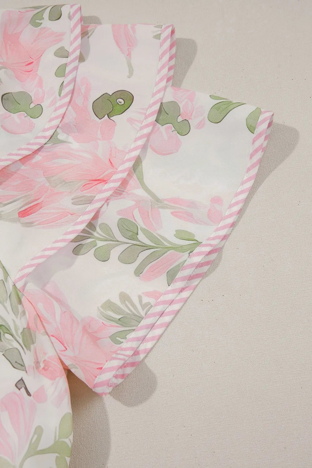 Mini-robe à manches courtes et bordures contrastées à fleurs