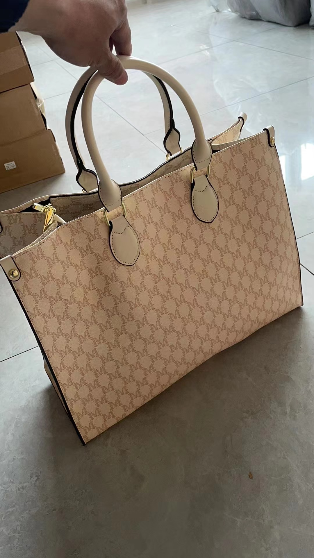 Everyday shoulder tote