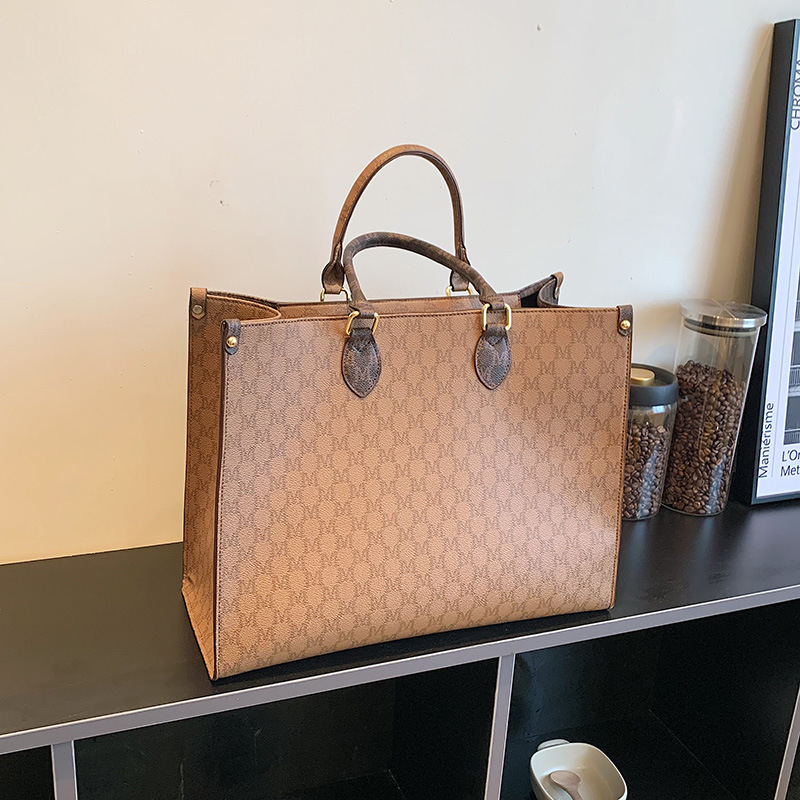 Everyday shoulder tote