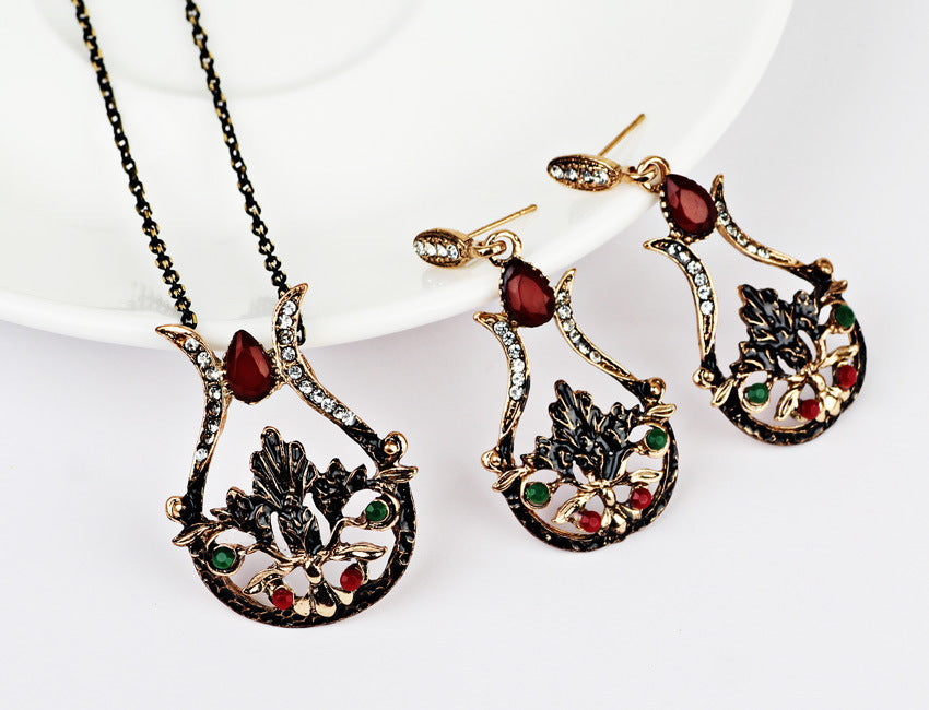 Gold pendant necklace and earring set