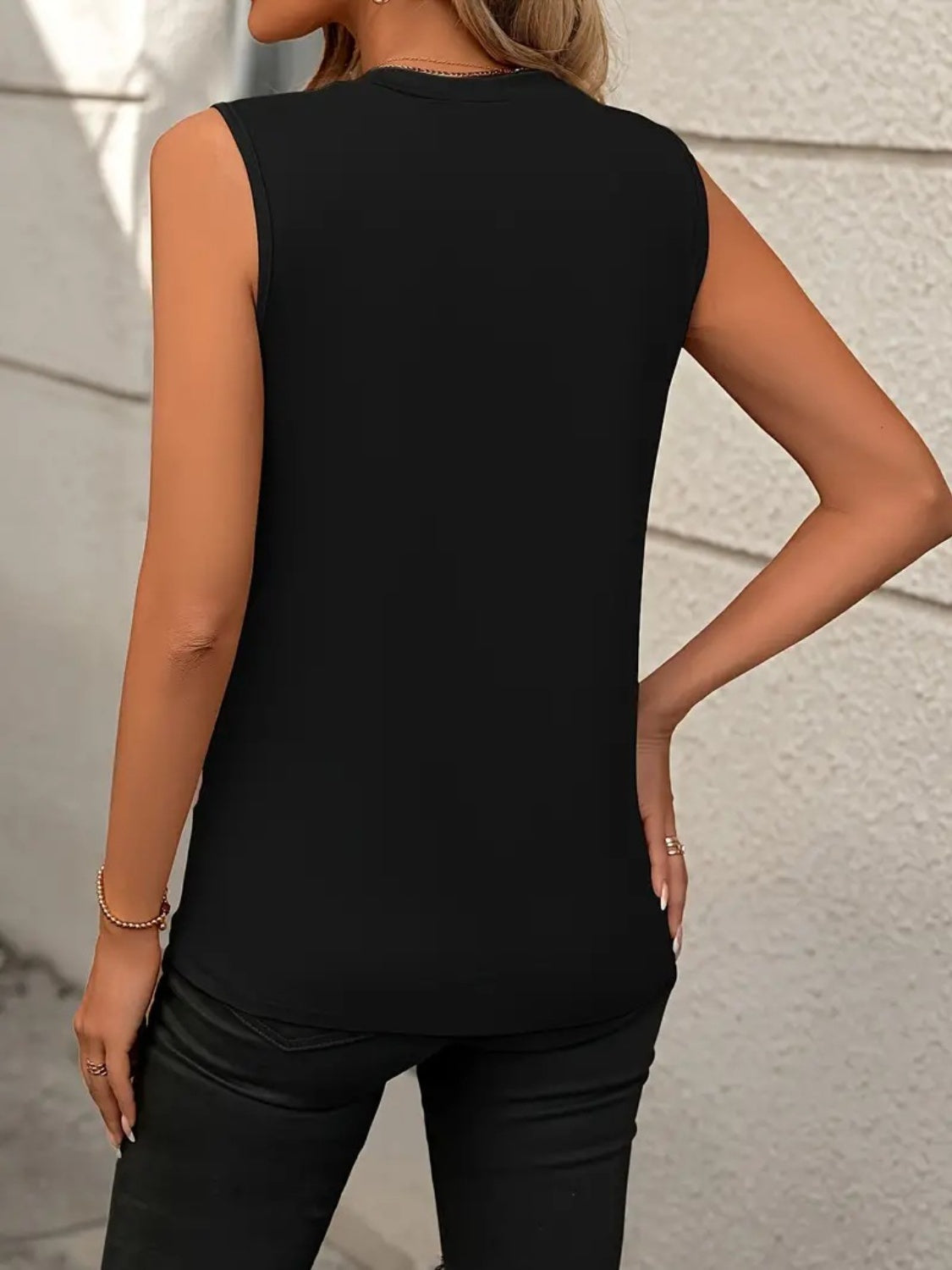 Round neck sleeveless tank