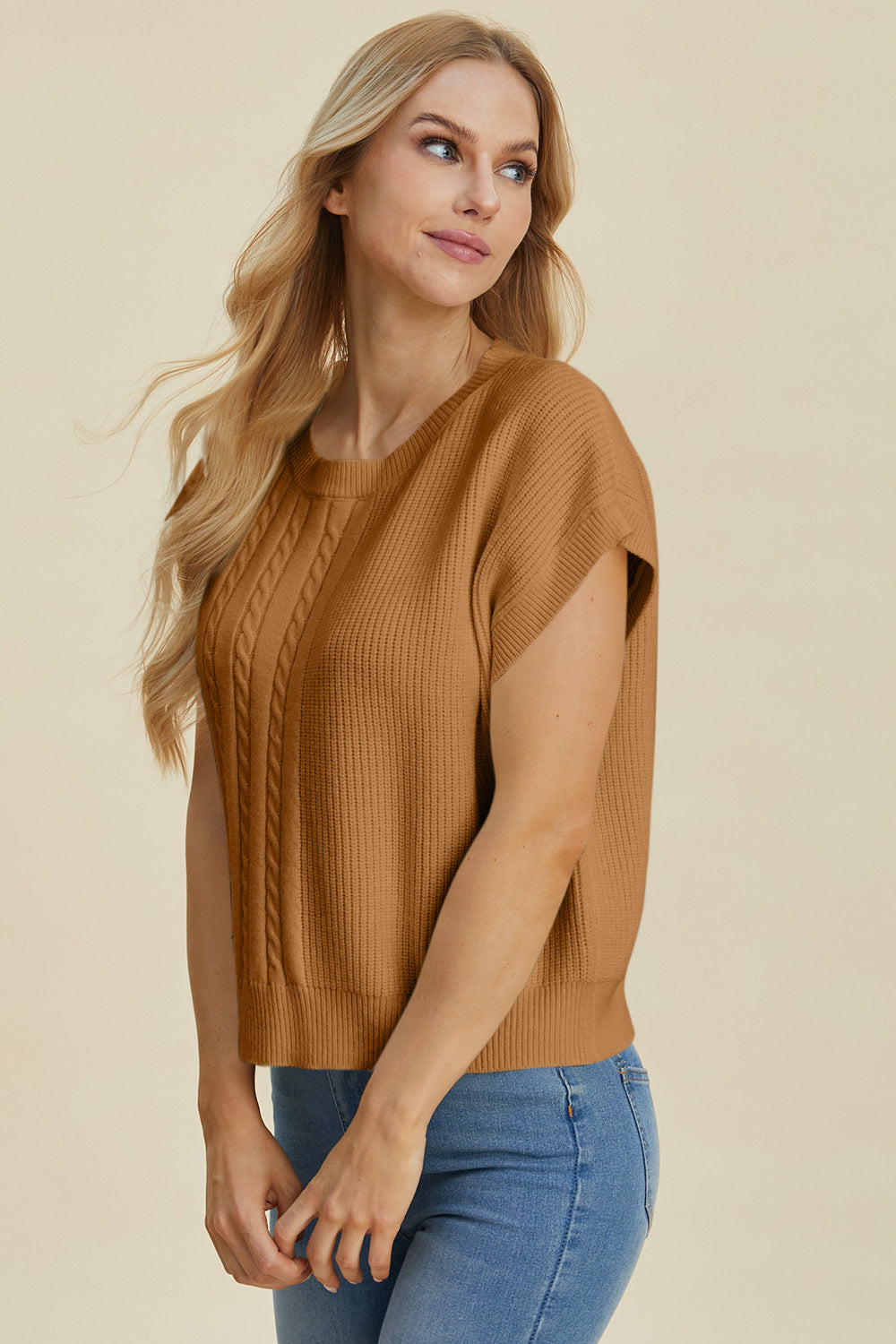 Cable-knit round neck short sleeve sweater