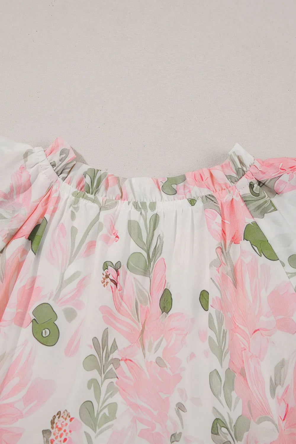 Mini-robe à manches courtes et bordures contrastées à fleurs